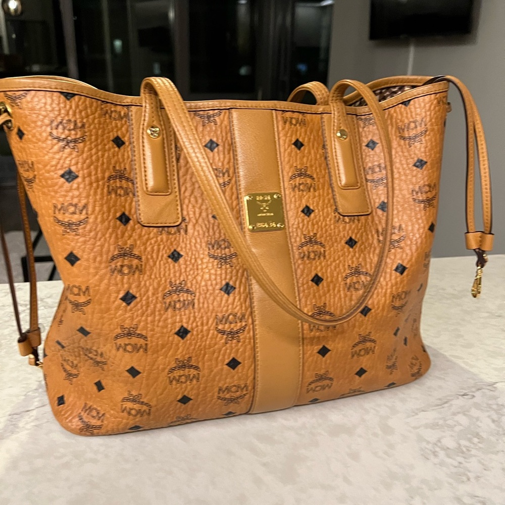 MCM Liz Reversible Medium Visetos Tote Bag & Pouch